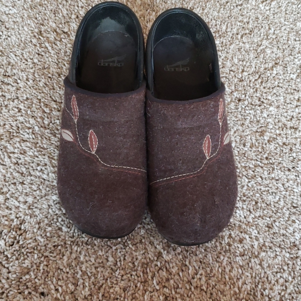 Dansko womens brn with leaf pattern